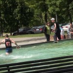 Keturi kauniečiai fontaną pavertė baseinu(video)