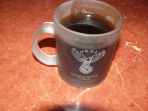 Į tokį puodelį prisipylus kavos išryškėja partijos simbolis