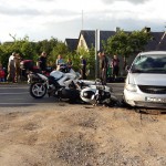 Lumpėnuose partrenktas motociklininkas iš Lenkijos, jį ant neštuvų padėjo užkelti Pagėgių savivaldybės tarybos narys