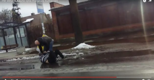 Centrinėje Kauno gatvėje du vyrai per Velykas   margino vienas kitą kumščiais(video)