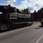 Galingai vokiškų tankų kolonai su Lietuvos vairuotojais prasilenkti buvo sudėtinga (video)
