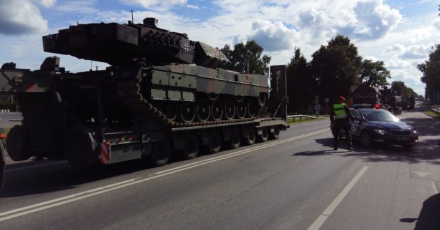 Galingai vokiškų tankų kolonai su Lietuvos vairuotojais prasilenkti buvo sudėtinga (video)