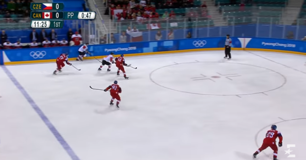Olimpiados ledo ritulio rungtynės vyko Ukrainos vėliavos spalvų fone