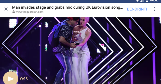 Eurovizijos scenoje iš britų dainininkės atėmęs mikrofoną vyras Anglijos informavimo priemones pavadino nacistinėmis