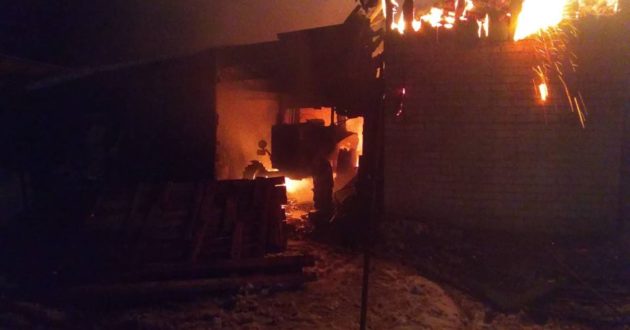 Kauno rajone sudegė pastatas su automobiliu ir traktoriumi