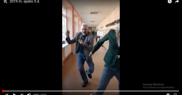 Kulautuvos mokyklos  mokytojo šokis su mokiniais per pertrauką- "gurkšnis" pozityvumo. (video)