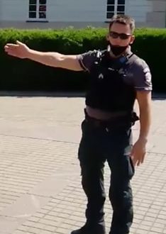 Policininkas mokino karantino taisyklių pats kaukę dėvėdamas ant barzdos.