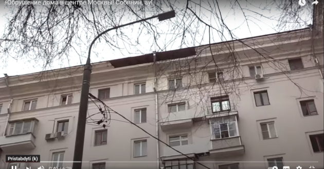 Maskvoje nukrito daugiabučio namo betoninio karnizo dalis, suniokotas automobilis(video)