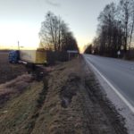 Vėjo gūsis Kauno rajone nuo kelio nupūtė vilkiką