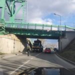 Veždamas metalo laužą, po Kauno geležinkelio tiltu užstrigo automobilis