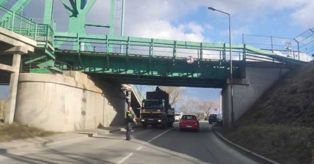 Veždamas metalo laužą, po Kauno geležinkelio tiltu užstrigo automobilis