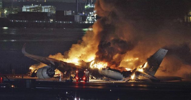 Leisdamasis Tokijo oro uoste lėktuvas susidūrė su kitu take stovėjusiu orlaiviu(video)