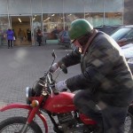 70- metis senolis su 32-jų metų senumo motociklu keliauja po Lietuvą(video)