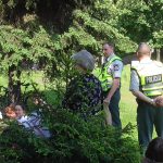 Akcijos "Gyvenimas per brangus" susėdę ant žolės dalyviai sukėlė  įtarimų Kauno policijai (video)
