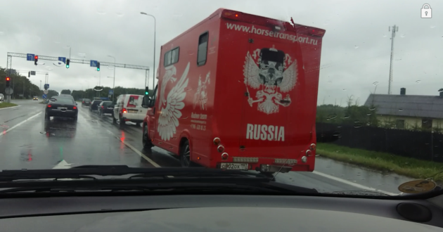 Lietuvos keliuose neįprastas automobilis su panašia į Rusijos simbolika.(video)