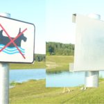 Šunų savininkai įniršo-   Kulautuvos paplūdimyje draudžiančius maudyti  keturkojus ženklus suniokojo