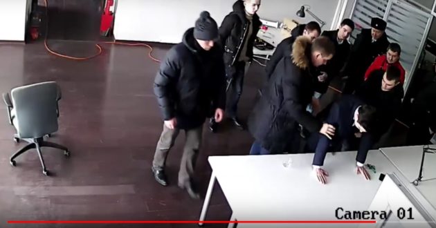 Rusijos  studijose tiesioginiame eteryje suiminėjami žurnalistai pranešinėjantys apie protesto akciją