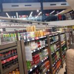 Prekybos centrų realybė-lentynos su alkoholiu aukštėja ir ilgėja, nepraeiti pro jas neįmanoma