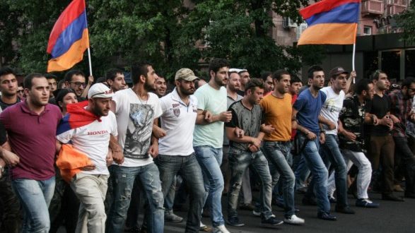 Armėnijos sostinėje neramumai-tiesioginė transliacija