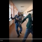 Kulautuvos mokyklos  mokytojo šokis su mokiniais per pertrauką- "gurkšnis" pozityvumo. (video)