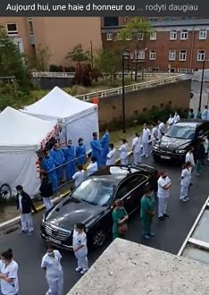 Neįprastas protestas Briuselyje, ligoninės slaugytojai atsuko juos lankiusiai premjerei nugaras(video)