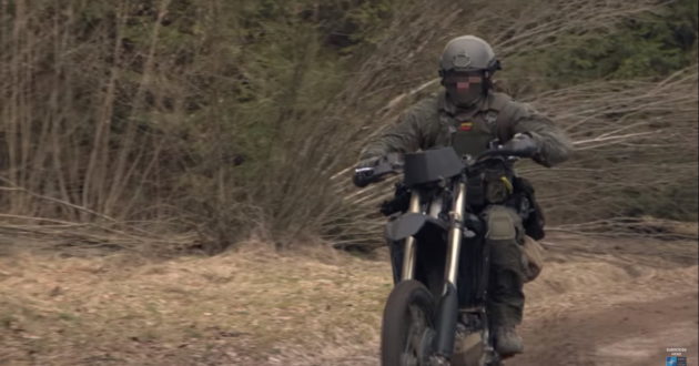 Lietuvos kariuomenė perka karinį motociklą.