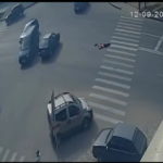 Luhanske cisterninis automobilis perėjoje pervažiavo moterį, aplinkinių abejingumas stebina ir daug ką mačiusius(video)