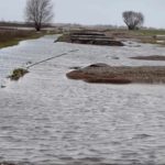 Pagėgių savivaldybėje potvynis nuplovė asfaltuotą kelią, šaukiamas ekstremalių situacijų posėdis(video)