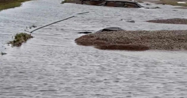 Pagėgių savivaldybėje potvynis nuplovė asfaltuotą kelią, šaukiamas ekstremalių situacijų posėdis(video)