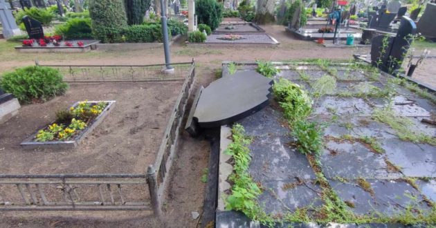 Paštuvos kapinėse Kauno rajone virsdamas paminklas prispaudė moterį