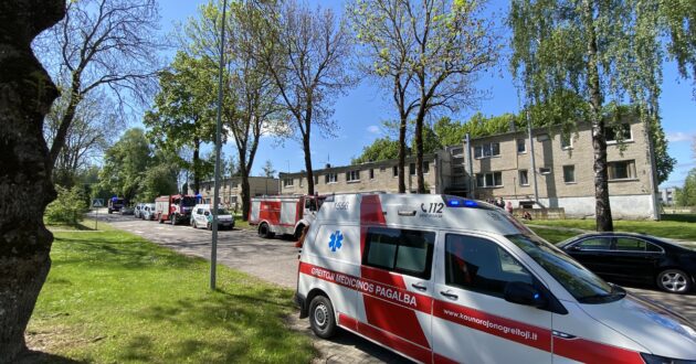 Kauno rajone – operatyvus tarnybų suvažiavimas: daugiabučio rūsyje kilo gaisras