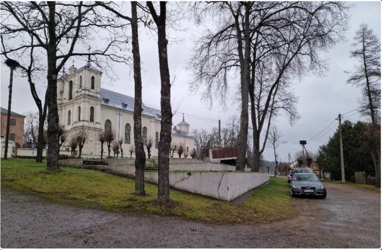 Sovietų karių kapavietė buvusioje Antalieptės turgaus aikštėje, prie bažnyčios. 2025 m. lapkritis.
