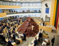 Seimas pirks rankų darbo obuolių sūrio ir saldainių